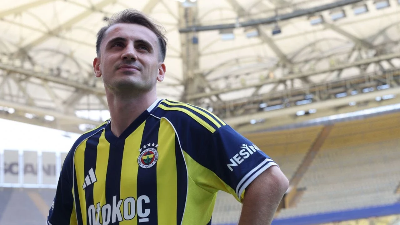 Fenerbahçe, genç futbolcu Kerem Aktürkoğlu ile 2 yeni sözleşme imzaladı!