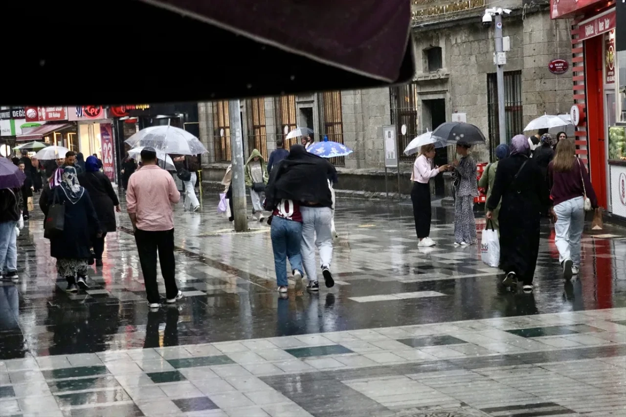 Sıcaklıklar düşüyor: Meteoroloji'den 13 il için fırtına ve kuvvetli yağış uyarısı