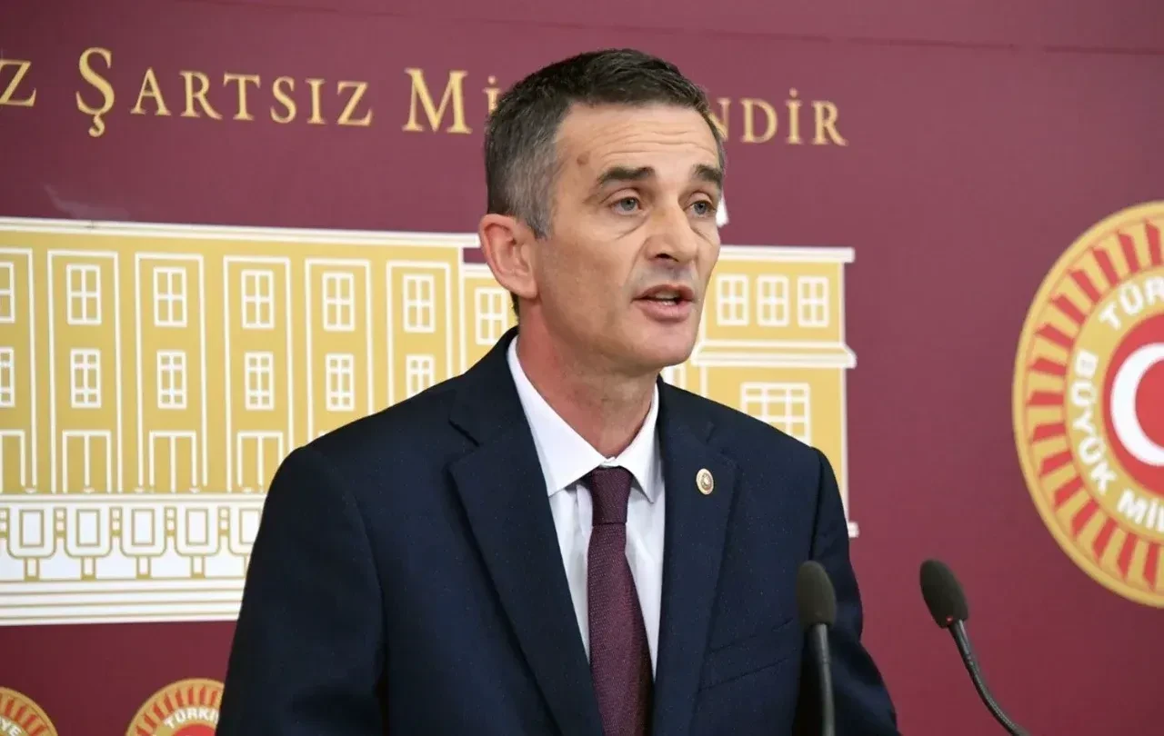 İYİ Parti'de İstifalar ve Dönüşler: Uçak ve Dikbayır, Ata Ayrılıyor!