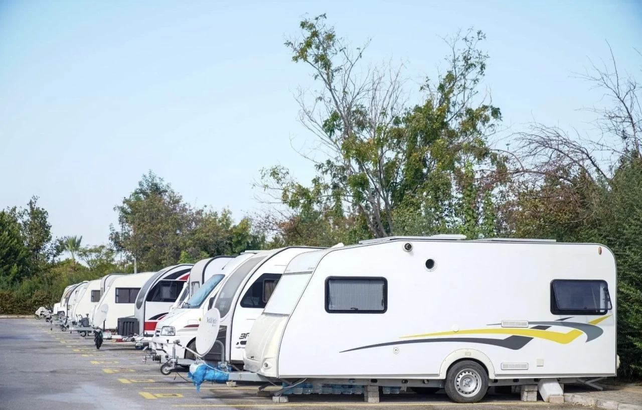 İnciraltı Karavan Parkı, Tam Kapasiteyle Hizmet Veriyor - Karavan Sahipleri Memnun, İzmir'de Tercih Edilen İmkanlar!