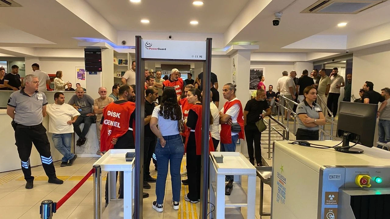 Buca Belediyesi'nde Maaş Krizi: İşçilerin Eylemi Devam Ediyor