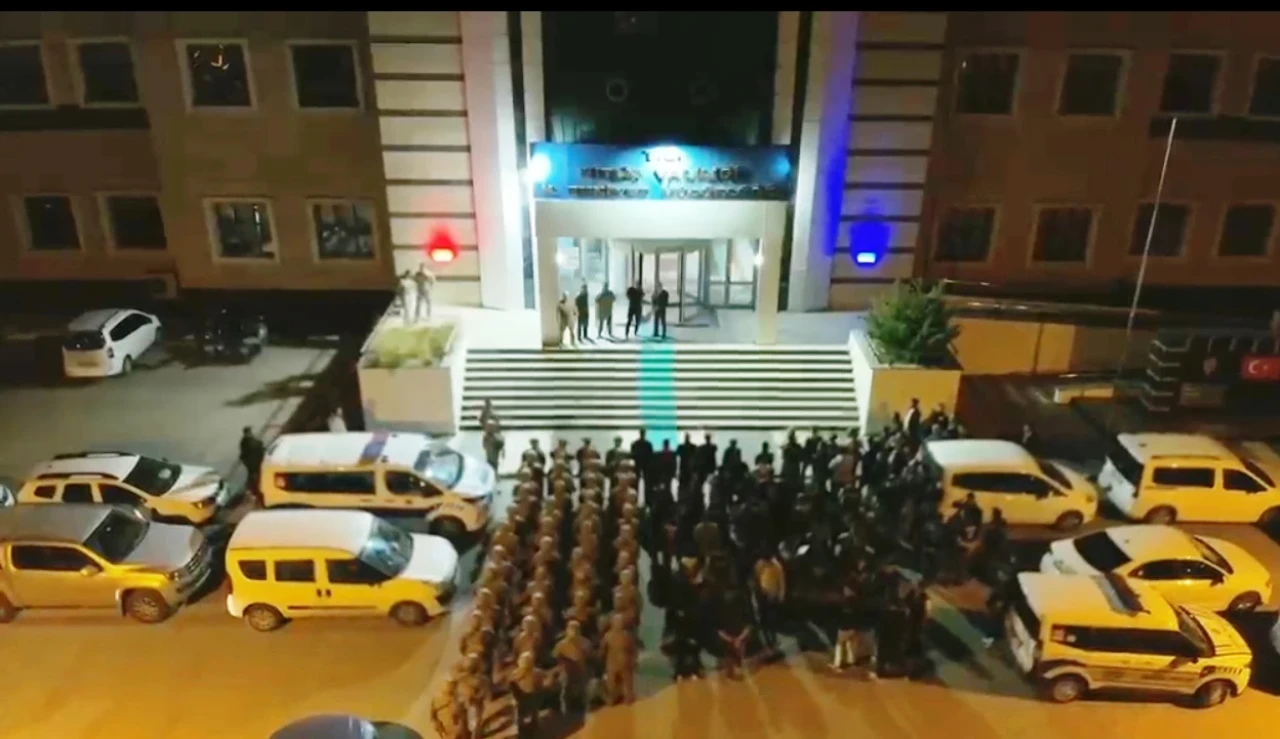 Bitlis'te suç örgütlerini öven 3 şüpheli tutuklandı
