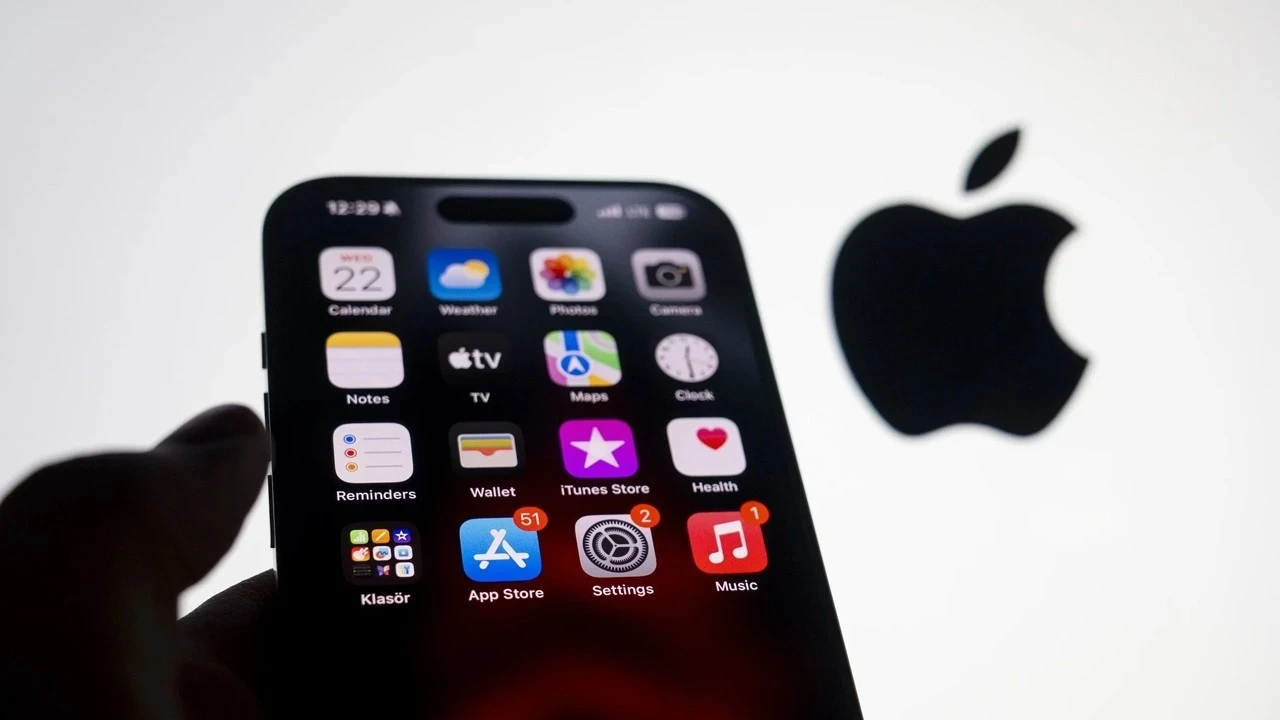 Apple'ın Türkiye'deki iPhone modellerine zam uygulamasıyla birlikte güncellenen fiyat listesi ortaya çıktı