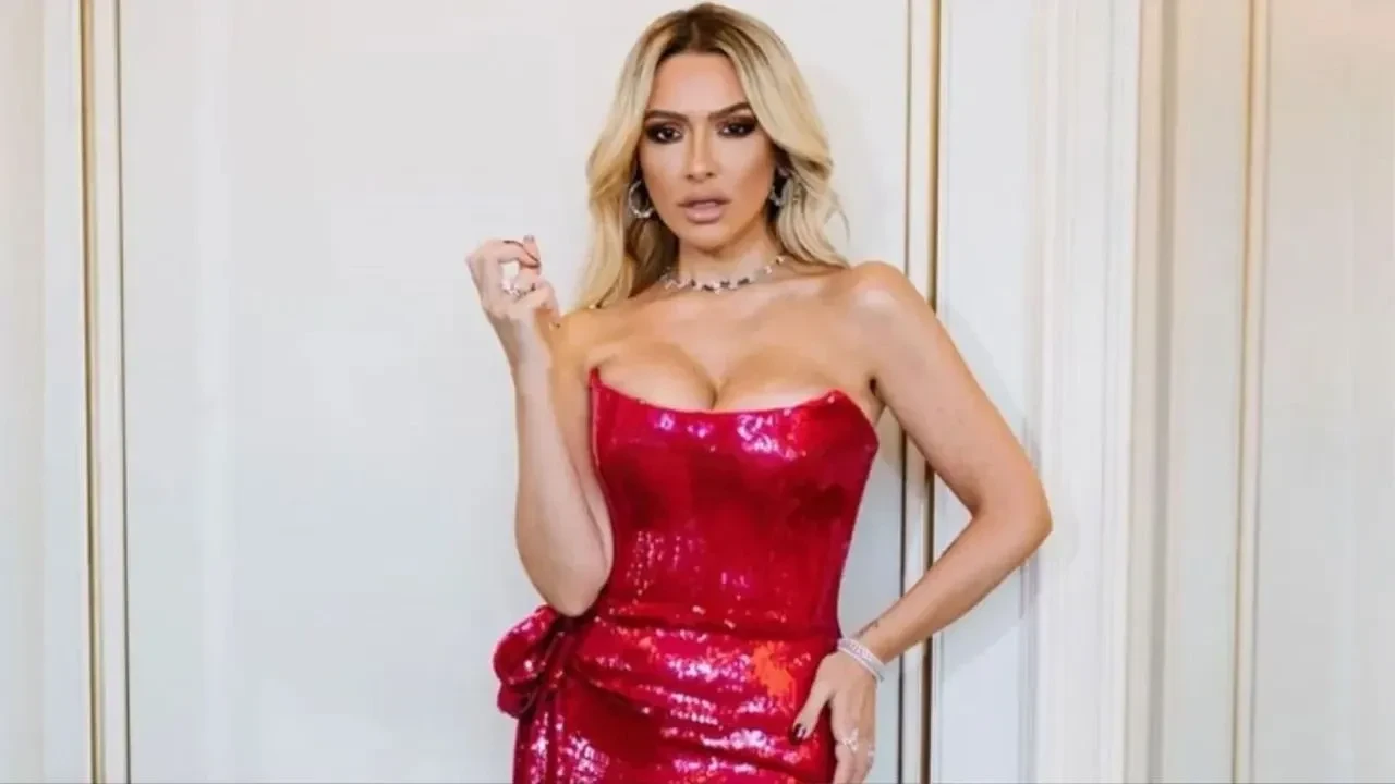 Pop müziğin sevilen ismi Hadise'nin merakla beklenen "H." albümü nihayet raflardaki yerini aldı!