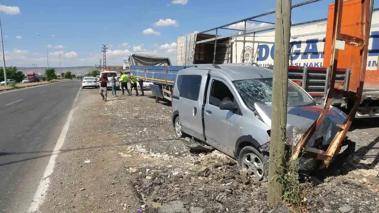 Kilis'te ters yönden giden hafif ticari araç elektrik direğine çarptı