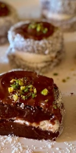 Evde yapılan en sevilen tatlılardan biri olan imam sarığı tatlısı, beş çaylarınızın vazgeçilmezi olmaya aday! Bu lezzetli tatlıyı yaparken kullanabileceğiniz püf noktalarıyla birlikte, evde kolayca hazırlayabileceğiniz tarifi sizler için derledik.