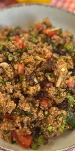 Sağlık ve lezzet dolu bir alternatif: Evde Kinoalı Kısır Tarifi ile Sofralarınıza Renk Katın