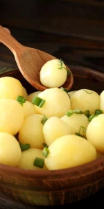 Mükemmel bir patates soymanın sırrı! İşte patatesleri haşlarken suyuna eklemeniz gereken 1 küçük detay daha!