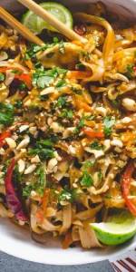 Evlerinize Uzak Doğu'nun lezzetli esintisini getirecek: Kendi Yapımı Sebzeli Pad Thai Tarifi!