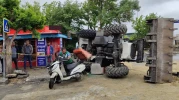 Yokuş aşağı kayan kepçeler kaza yaparak bir araya geldi!