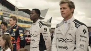 Brad Pitt'in yeni projesi heyecan yaratıyor! Formula 1 temalı filmde hangi konular işlenecek? Oyuncu kadrosunda kimler yer alacak? Ve en önemlisi, F1 filmi ne zaman seyirciyle buluşacak?