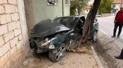 Ehliyetsiz sürücü, polisten kaçarken ağaca çarparak yaralandı