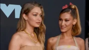 Gigi ve Bella Hadid'in sürpriz kardeşi Aydan Nix, ailesinin benzer yüz hatlarıyla şaşırtıyor!