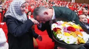 Kocaeli'de Başkan Büyükakın'dan annesine çiçekli kutlama