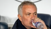 Mourinho Türkiye'de alay konusu oldu! İngilizler, Rams Park'taki pankartları başlıklarına taşıdı: The Special One Avrupa'da saveledi!