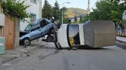 İnanılmaz kaza: Park halindeki otomobile çarpıp devrildi