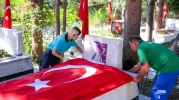 Konak Belediyesi Şehitlikte Temizlik ve Bakım Çalışması Gerçekleştirdi
