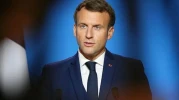 Macron'u üzecek gelişme! Müze çalışanı gibi davranıp örtüye sardılar