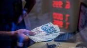 Türk Lirası, 2025'te Dolar Karşısında Değer Kaybetmeye Devam Ediyor