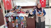 42 yıldır sattığı bez bebekler için 5 dil öğrendi