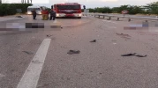 Emniyet şeridindeki TIR'a otomobil çarptı: 4 ölü