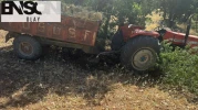 Devrilen traktörün altında kalıp can verdi