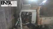 Hatay'da kamyondaki 2 kişi üstgeçit duvarına çarptı, yaralananlar hastaneye kaldırıldı.