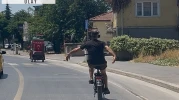 Gidonu bırakıp, dans eden bisikletli kamerada