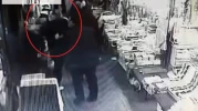 Köylü pazarında kadın esnafın 'bel kıran' müşteri kavgası kamerada