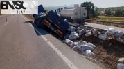 Balıkesir’de kontrolden çıkan tır bariyerlere çarptı