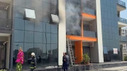 Evde çıkan yangında yaralandı