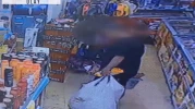 Sultangazi'de marketteki hırsızın kiracısı olduğunu öğrendi; hırsızlık kamerada