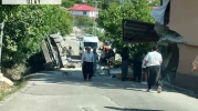Eve çarpıp devrilen kamyonun sürücüsü öldü