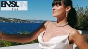 Kızılcık Şerbeti'nin Alev'i Müjde Uzman bikinili pozlarıyla mest etti! Peş peşe paylaştı