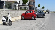 Park halindeki otomobile çarpan motosiklet sürücüsü yaralandı