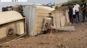Mardin'de akaryakıt yüklü tanker devrildi: 2 yaralı