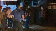 Babasının evini yakan genci mahalleli linç etti! Polis zor ayırdı