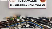 Evini kaçak tarihi eser ve silah deposu haline getirmiş