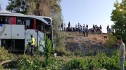 Konya'da otobüs şarampole inip ağaçlara çarptı: 3'ü çocuk, 7 yaralı