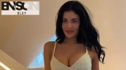Kylie Jenner mayo koleksiyonunu tanıttı! Kırmızı bikinisiyle yaktı geçti