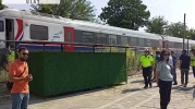Raylardan geçerken yolcu treni çarptı, feci şekilde öldü
