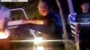 Park halindeki araca çarptı; bıçağını alan polislere direndi