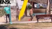 Temizlik personeli, parktaki çocukları hortumla su sıkarak serinletti