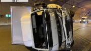 Tünelde otomobil ile çarpışan kamyonet devrildi; 1'i çocuk, 3 yaralı