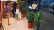 İş yerinde 2 kişinin yaralandığı silahlı saldırı kamerada
