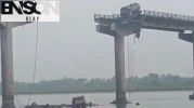 Köprü çöktü, 4 araç nehre düştü: 9 kişi öldü