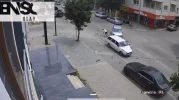 Otomobillerin çarpıştığı kazada açılan kapıdan düşen sürücü yaralandı