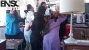 Kadınların kavgasında bardaklar havada uçuştu