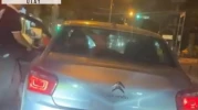 Yol verme kavgasında otomobilin camını yumrukla kırdı