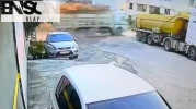 Demir yüklü kamyon 8 metrelik duvardan bahçeye uçtu